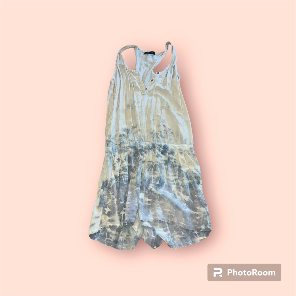 Super cute romper subtle with pockets size small